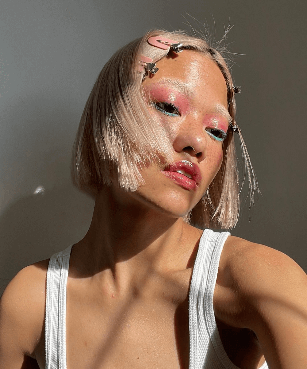Jael Dorotan - blusa branca - maquiagem para a the eras tour - verão - mulher loira asiática de lado usando maquiagem colorida nos olhos - https://stealthelook.com.br