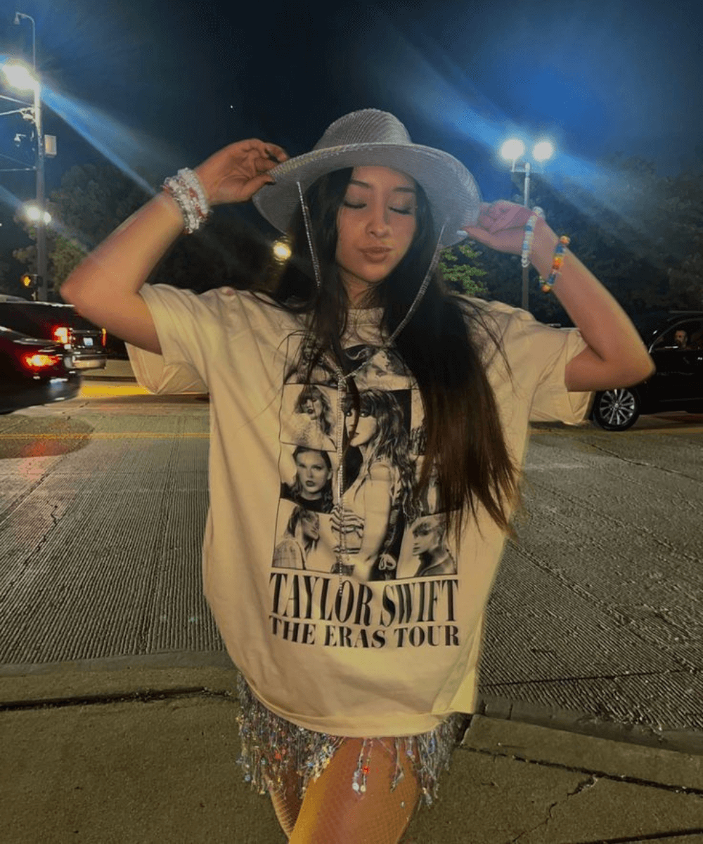 Pinterest - saia brilhante, t-shirt taylor swift, chapéu de cowboy e botas western - Eras Tour - primavera - menina em pé com os olhos fechados  - https://stealthelook.com.br