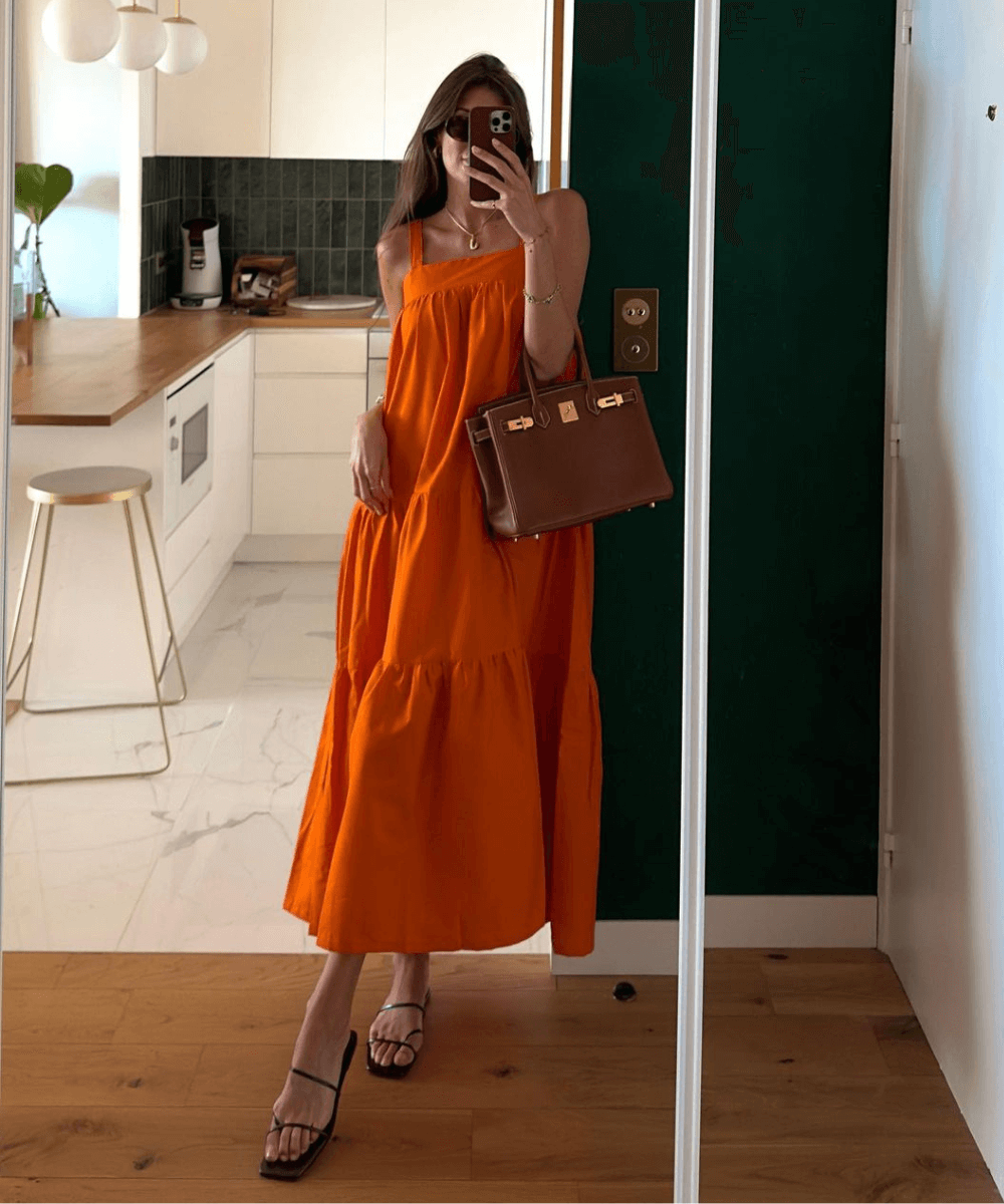Julie Sergent Ferreri - vestido laranja midi, rasteirinha preta e bolsa marrom - vestido midi soltinho - verão - foto na frente do espelho - https://stealthelook.com.br
