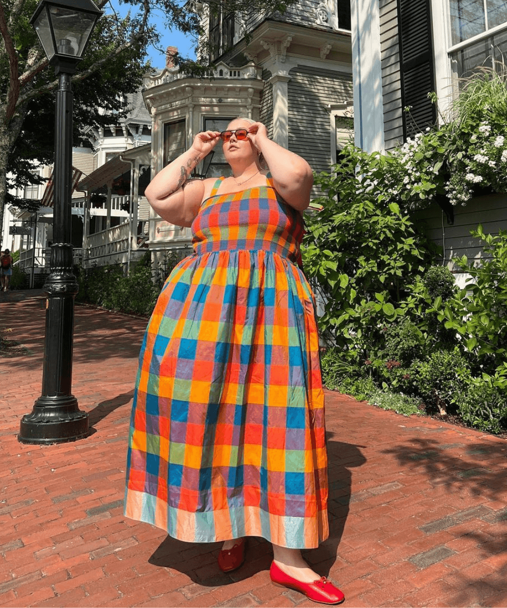 Abby Bible - vestido xadrez colorido e sapatilha vermelha - tendências polêmicas - verão - mulher loira em pé na rua usando óculos de sol - https://stealthelook.com.br