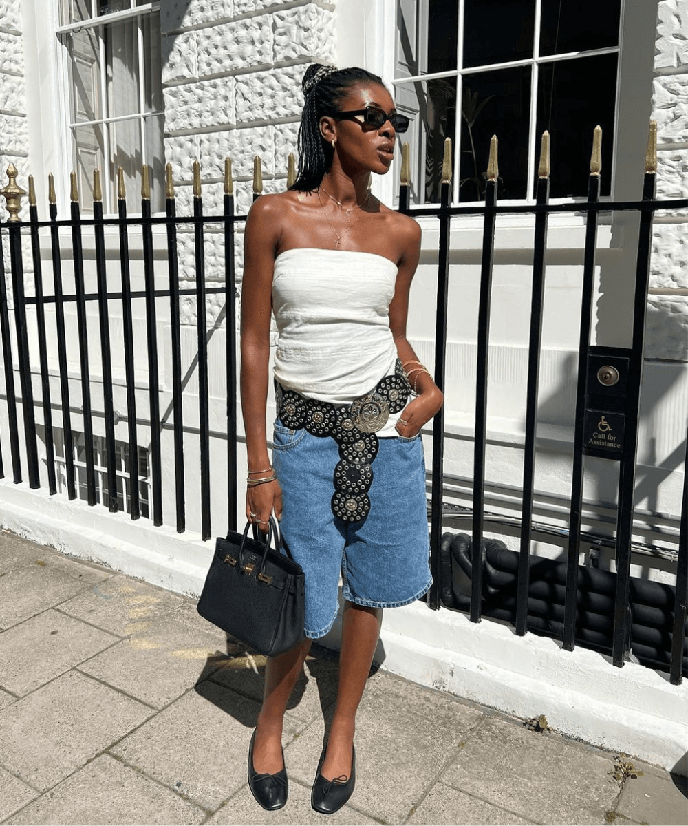@georgia_3.0 - bermuda jeans, blusa sem alças branca e slingback bege - blusas femininas da moda - verão - mulher negra em pé na rua - https://stealthelook.com.br