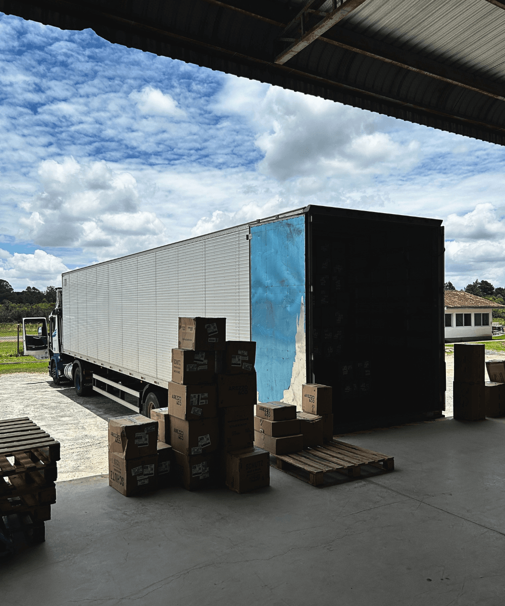 Envio da TROC - N/A - brechó online - primavera - a foto mostra um caminhão carregando peças em caixas para envio pelos corrios - https://stealthelook.com.br