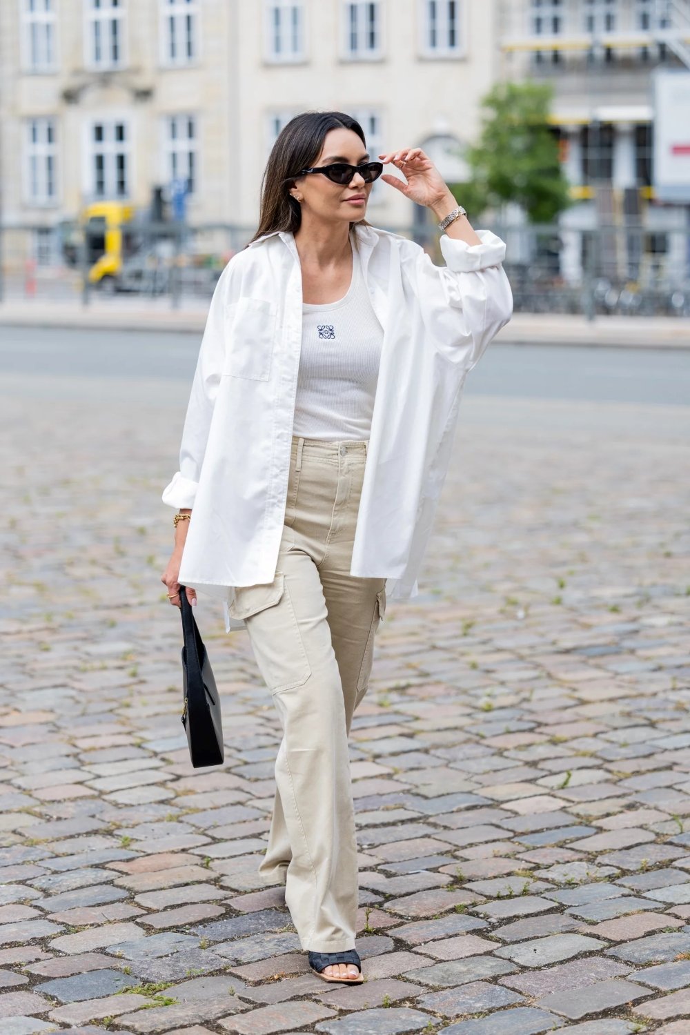verão europeu - camisa branca - linho calça bege - verão - europa - https://stealthelook.com.br