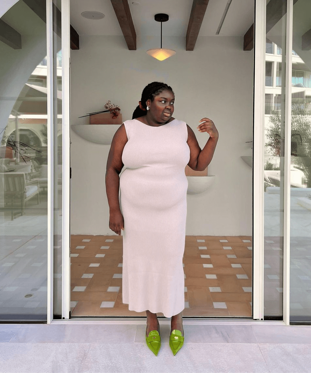 Abisola Omole - vestido midi de trico off white e slingback verde - slingback - verão - mulher negra em pé na rua - https://stealthelook.com.br