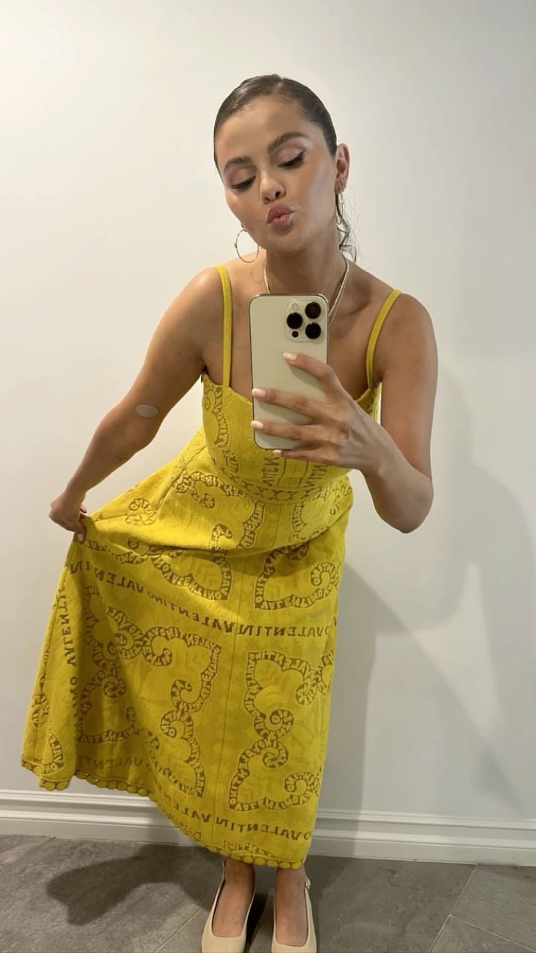 Selena Gomez - vestido amarelo - amarelo - primavera verão - cas - https://stealthelook.com.br