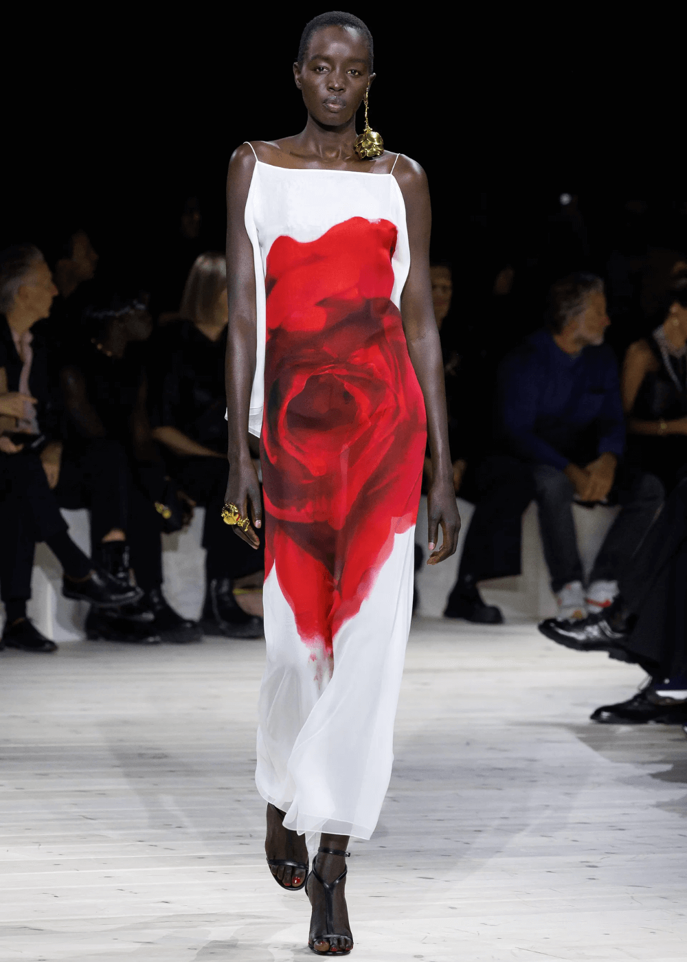 Alexander McQueen - vestido branco longo com estampa de flor vermelha - desfiles de moda - primavera - modelo negra desfilando na passarela - https://stealthelook.com.br