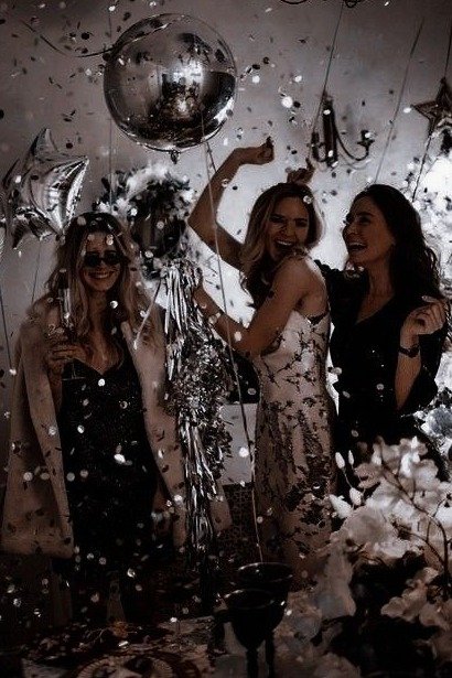 N/A - roupas diversas - Ano Novo - verão - três mulheres comemorando felizes o réveillon - https://stealthelook.com.br