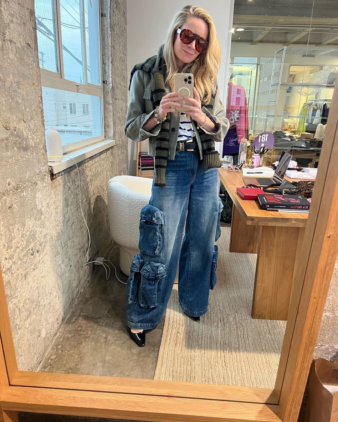 Erin Walsh - looks de festa - calça cargo jeans - Verão - Estados Unidos - https://stealthelook.com.br