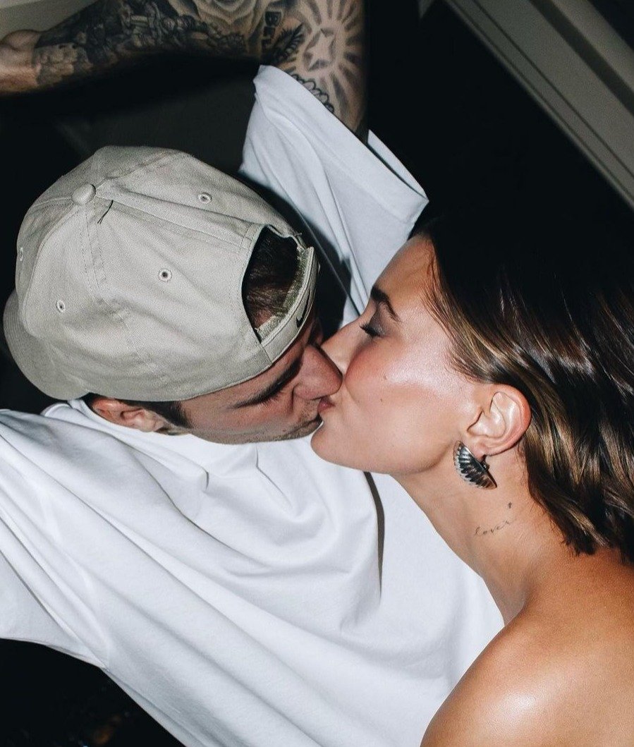 Justin e Hailey Bieber - roupas diversas - Horóscopo no amor para 2024 - verão - casal se beijando - https://stealthelook.com.br