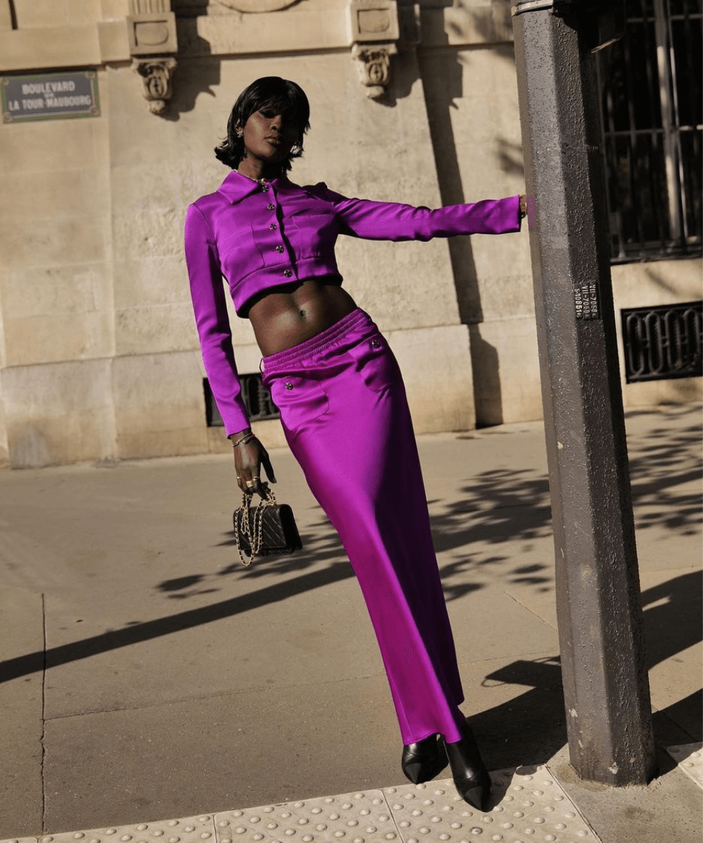 Amy Julliette Lefévre - conjunto de saia longa e cropped de manga longa violeta e óculos escuros - look da virada - outono - mulher negra - https://stealthelook.com.br
