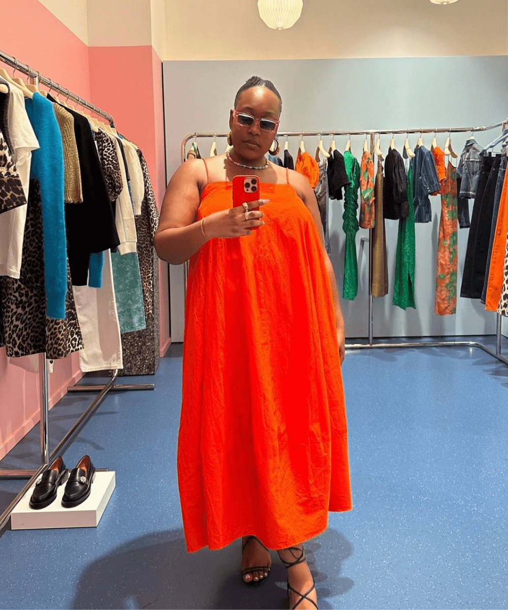 Aniyah Morinia - vestido midi laranja e sandália preta de salto - look da virada - verão - mulher negra tirando foto no espelho - https://stealthelook.com.br