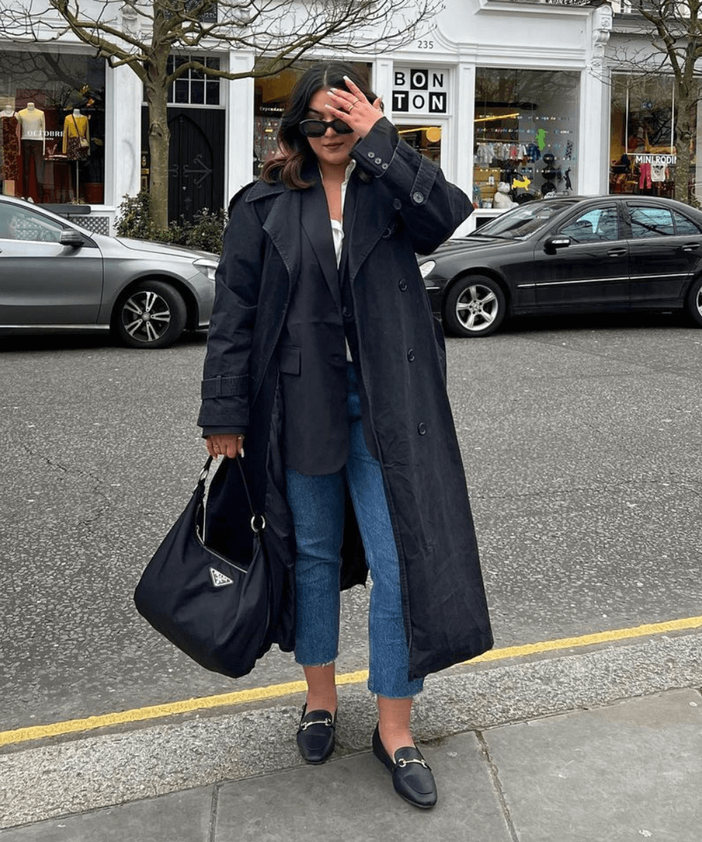 @bysaher - calça jeans, mocassim, camisa branca e trench coat preto - calça skinny - outono - mulher de óculos em pé na rua - https://stealthelook.com.br