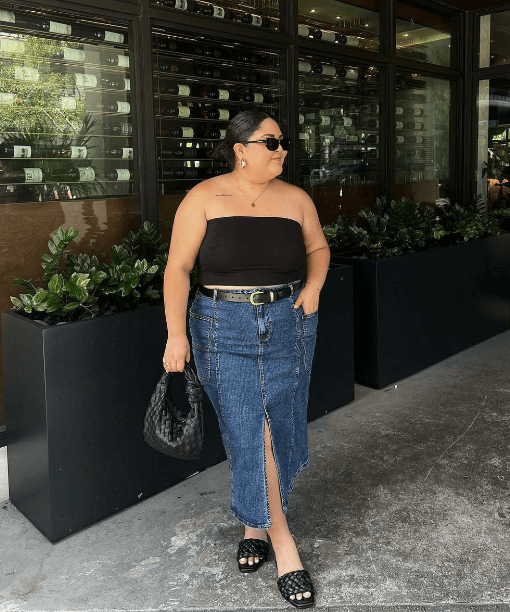 @stephmnavarro - saia longa jeans, top sem alças e rasteirinha preta - rasteirinhas da moda - verão - mulher em pé na rua usando óculos de sol - https://stealthelook.com.br