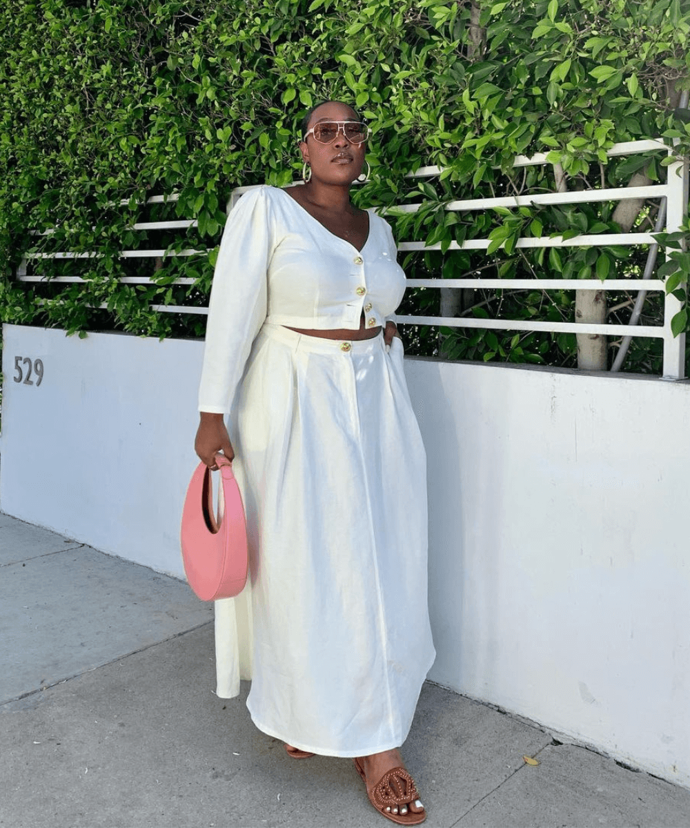 Aniyah Morinia - conjunto de saia longa e blusa de mangas longas branco - rasteirinhas da moda - verão - mulher negra em pé na rua usando óculos de sol - https://stealthelook.com.br