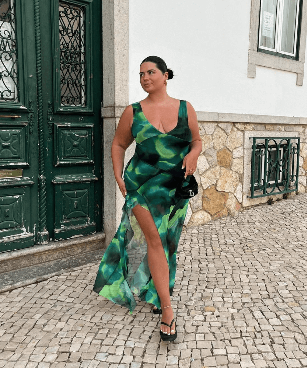 Freya Broni - vestido longo estampado verde escuro e preto, chinelos pretos - looks fáceis e fresquinhos - verão - mulher andando na rua - https://stealthelook.com.br