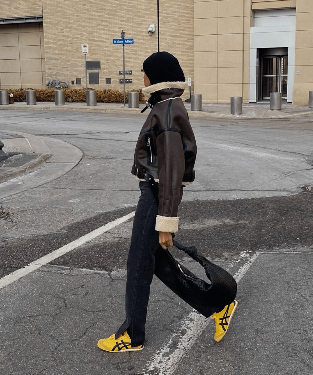 Aisha Hassan - calça preta, tênis amarelo reto e jaqueta de invero - sportswear - inverno - mulher negra andando na rua - https://stealthelook.com.br