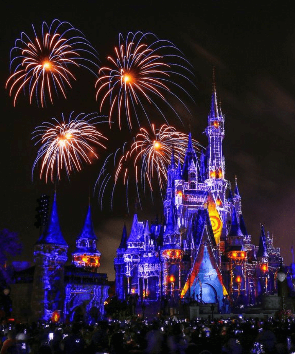 Walt Disney World - N/A - O que fazer na Disney - primavera - foto do castelo do Magic Kindgom com projeções e fogos de artifício em votla - https://stealthelook.com.br