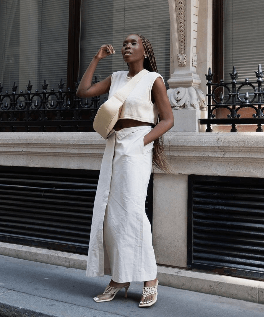 Danielle Oreoluwa Jinadu - saia  longa branca, cropped e tamanco - sapato elegante - verão - mulher negra em pé na rua - https://stealthelook.com.br