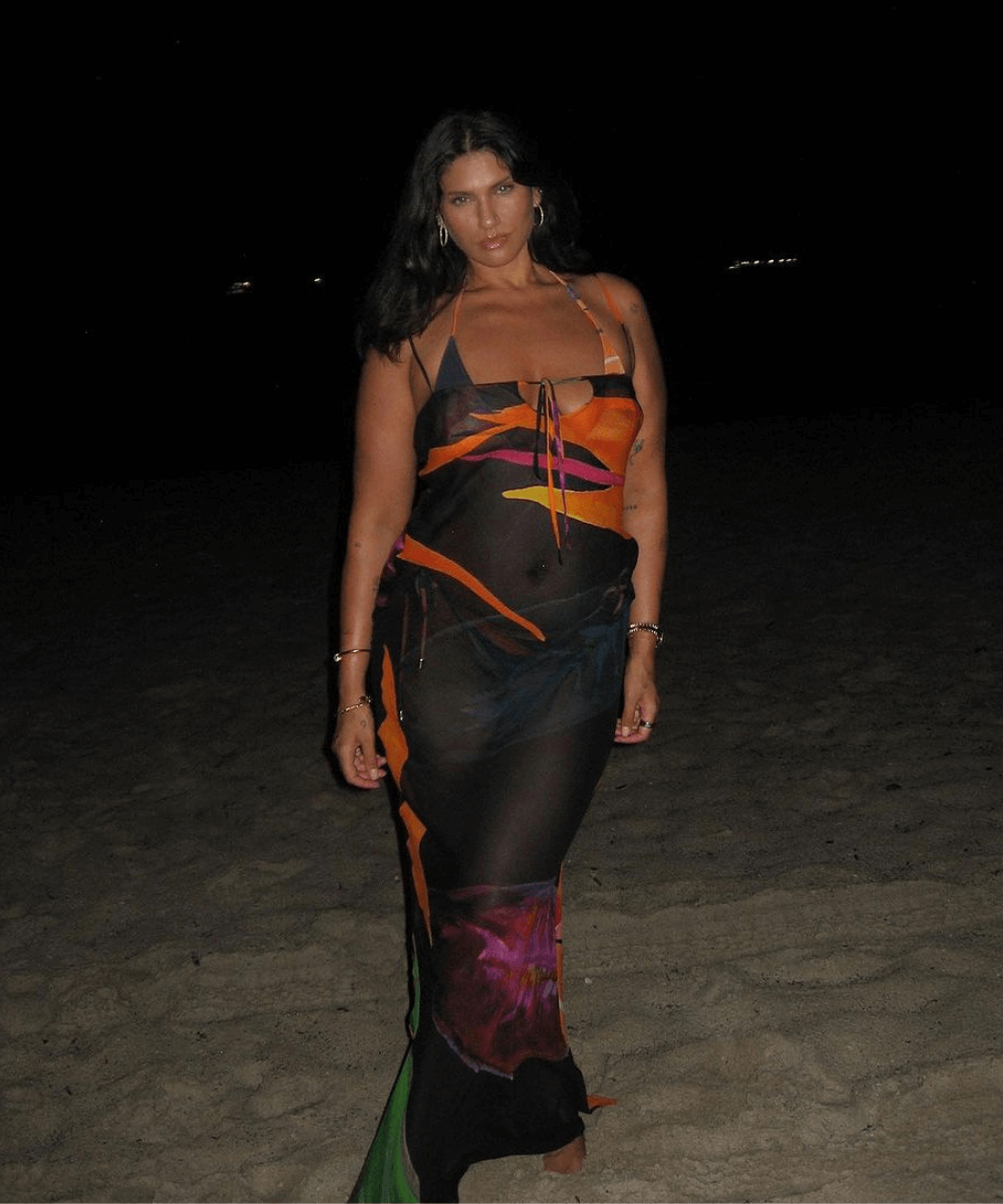@lateciat - vestido de tule floral transparente - Tule - verão - mulher em pé na praia a noite - https://stealthelook.com.br