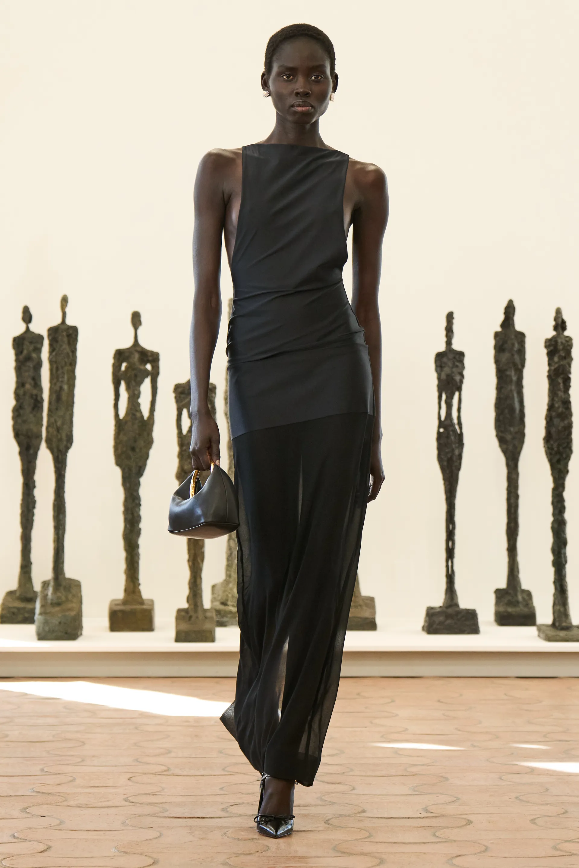 modelo - vestido preto - shape sexy - primavera verão - desfile jacquemus - https://stealthelook.com.br