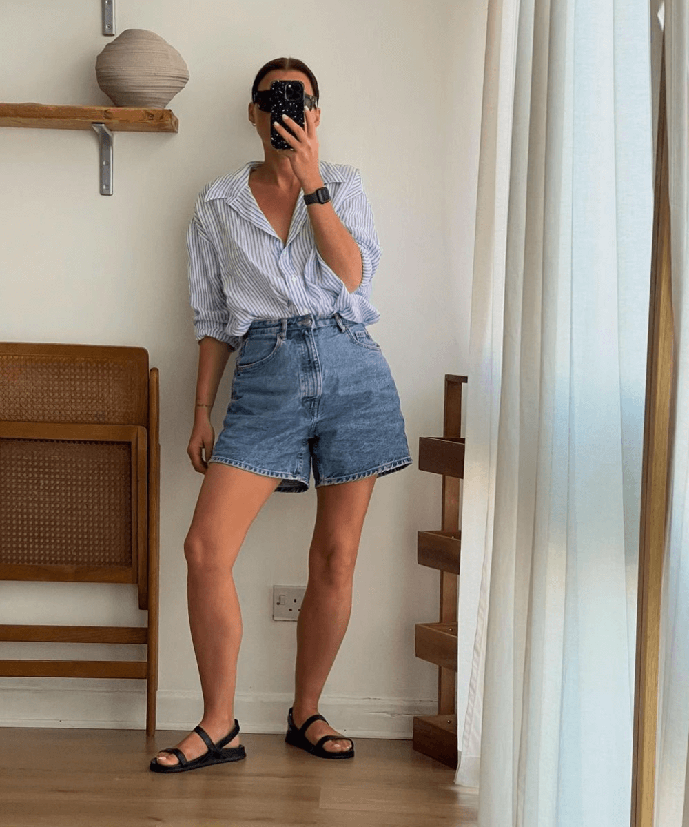 @francescalouise.cooney - shorts jeans larguinho, camisa listrada e rasteira - looks fresquinhos - verão - mulher tirando foto na frente de um espelho - https://stealthelook.com.br