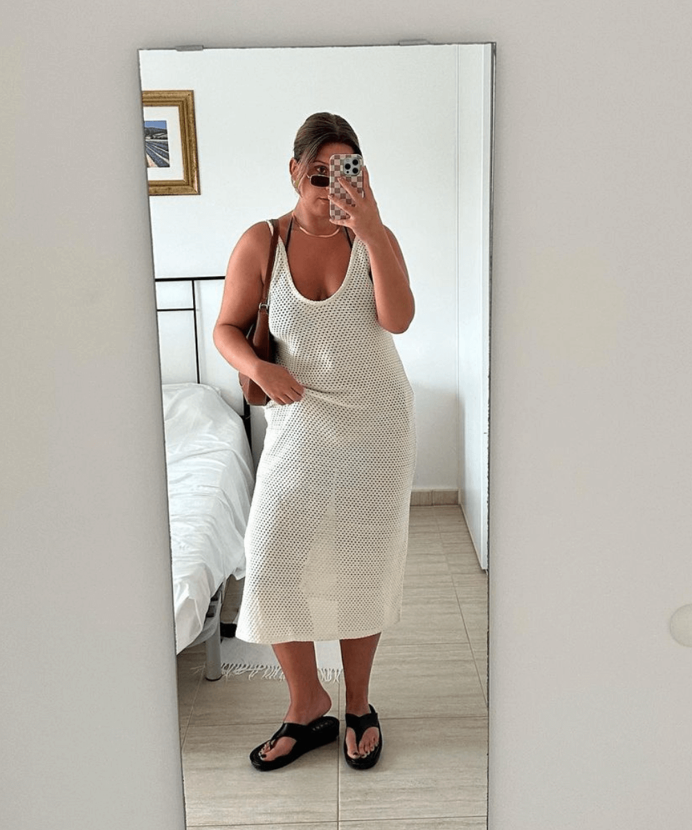 Madison Eley - vestido branco com furos e chinelo - looks fresquinhos - verão - mulher loira tirando foto na frente do espelho - https://stealthelook.com.br