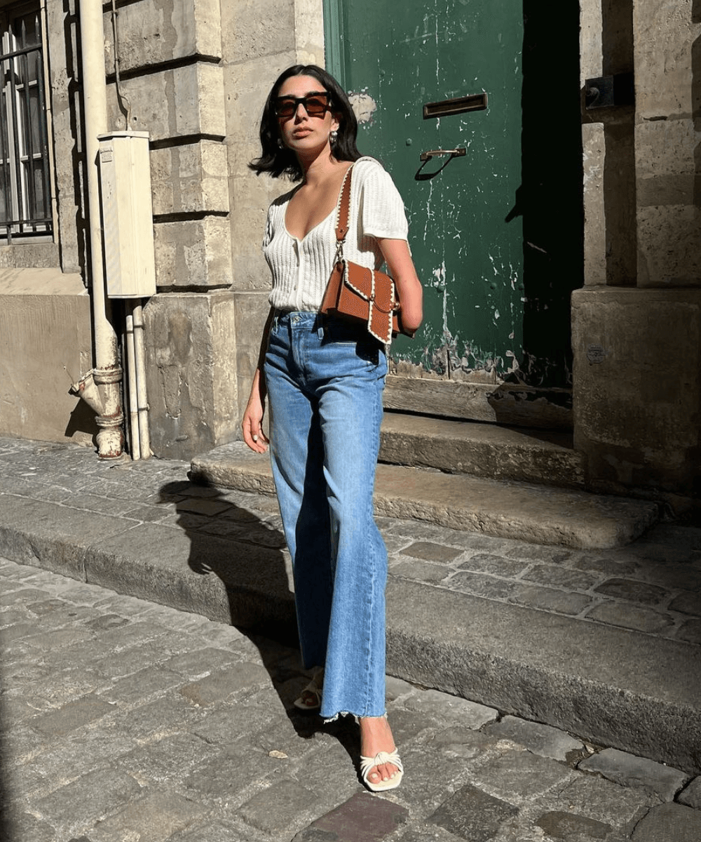 @aprillockhart - calça jeans, blusa branca básica e sapatilha - looks fresquinhos - verão - mulher de óculos em pé na rua - https://stealthelook.com.br