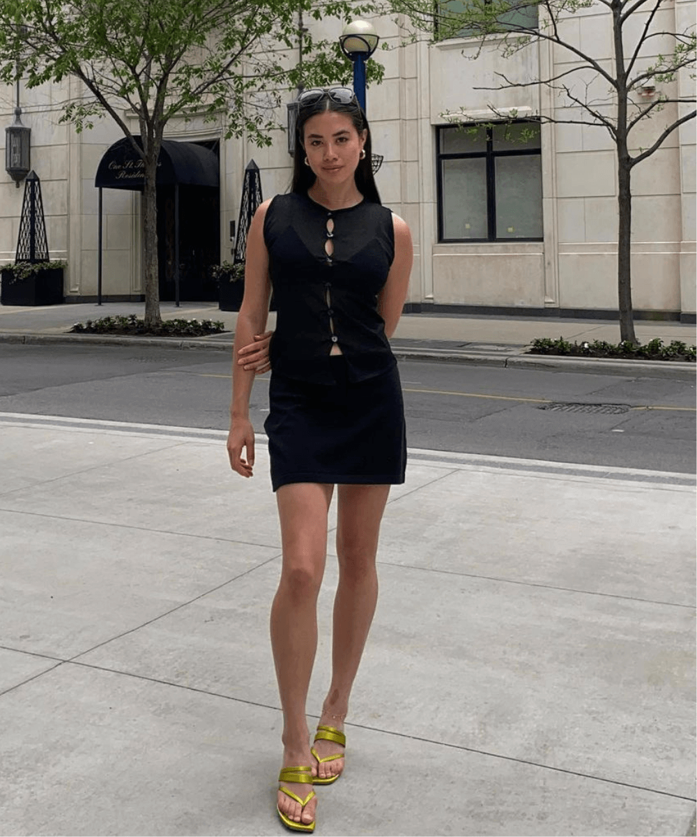 Sasha Mei - minissaia preta, blusa preta e sapatilha preta - looks fresquinhos - verão - mulher asiática de pé na rua - https://stealthelook.com.br