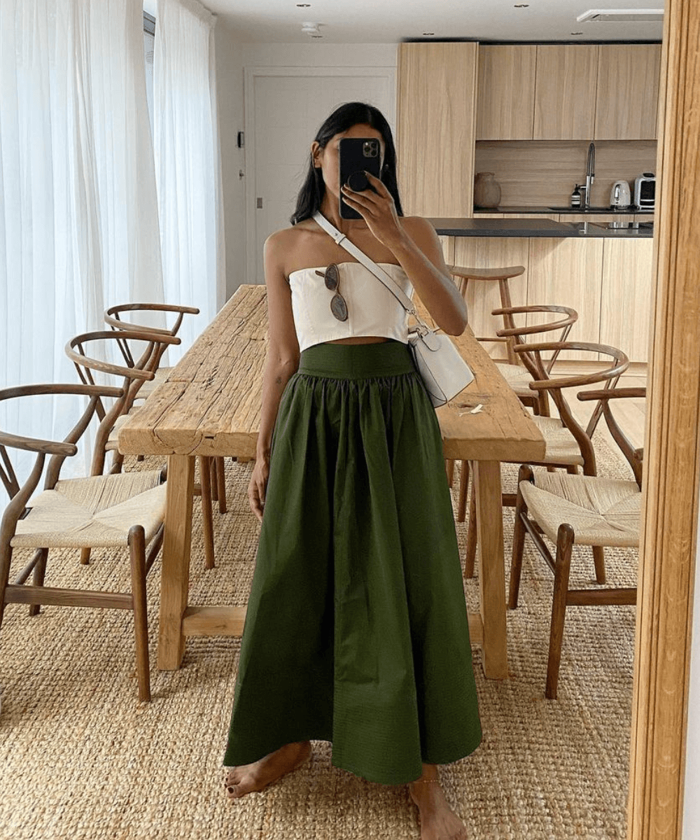 @monikh - saia midi verde, top sem alças branco, óculos de sol e bolsa transversal branca - looks fresquinhos - verão - mulher negra tirando foto no espelho - https://stealthelook.com.br