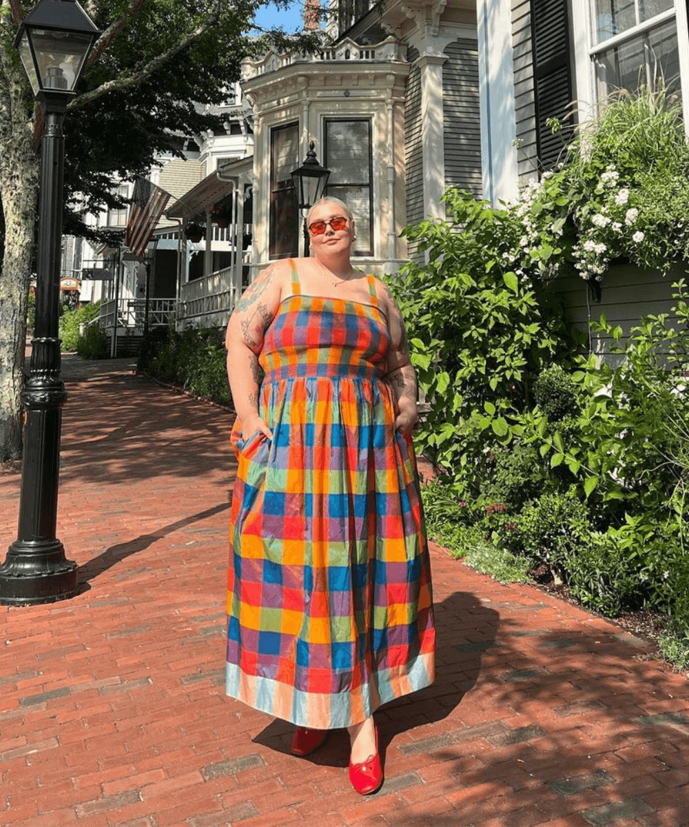 Abby Bible - vestido colorido e sapatilha vermelha - looks fresquinhos - verão - mulher loira de óculos em pé na rua - https://stealthelook.com.br