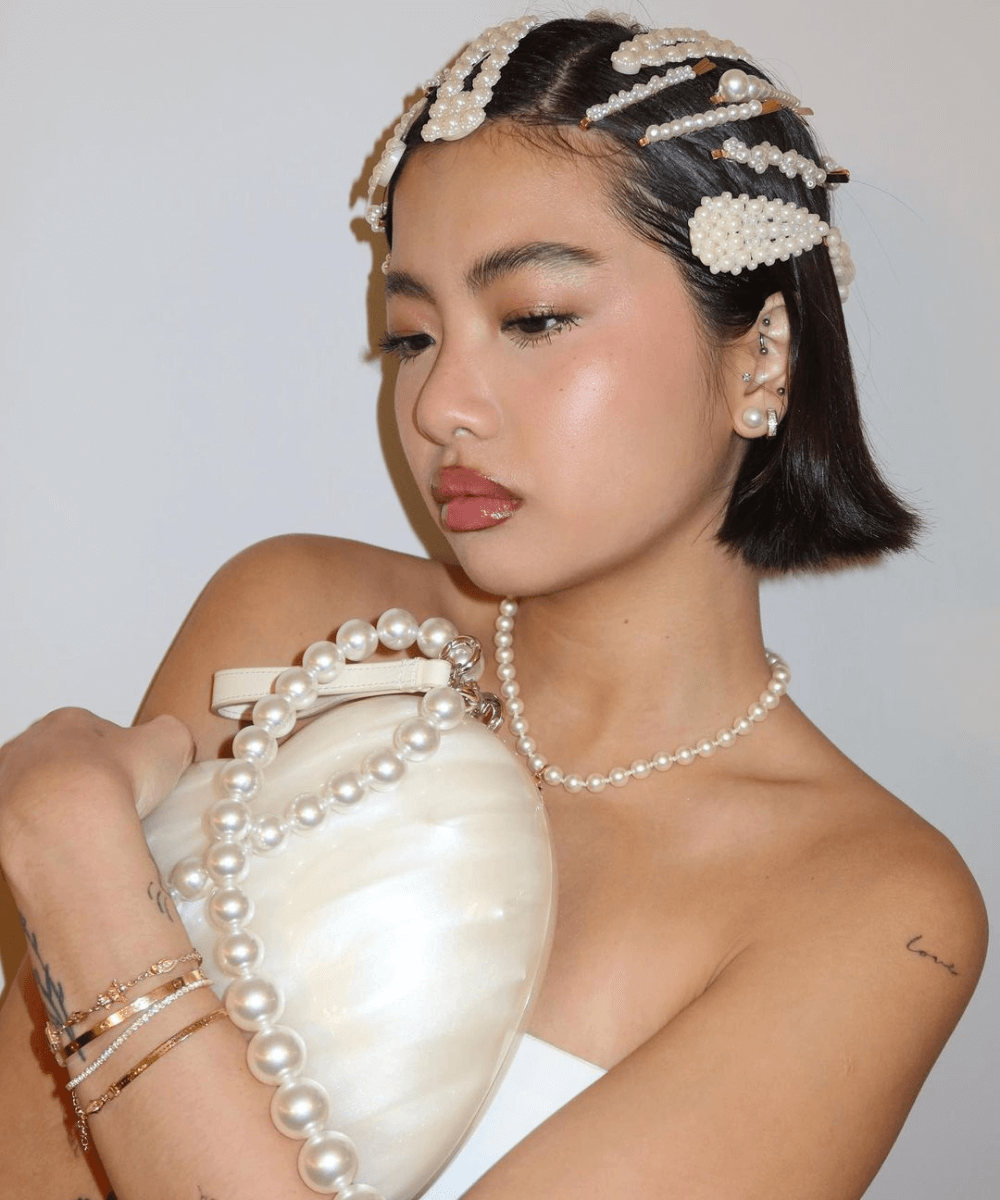 @stxph.h - top branco sem alças - Angel Energy - verão - mulher asiática usando várias presilhas de pérola no cabelo - https://stealthelook.com.br