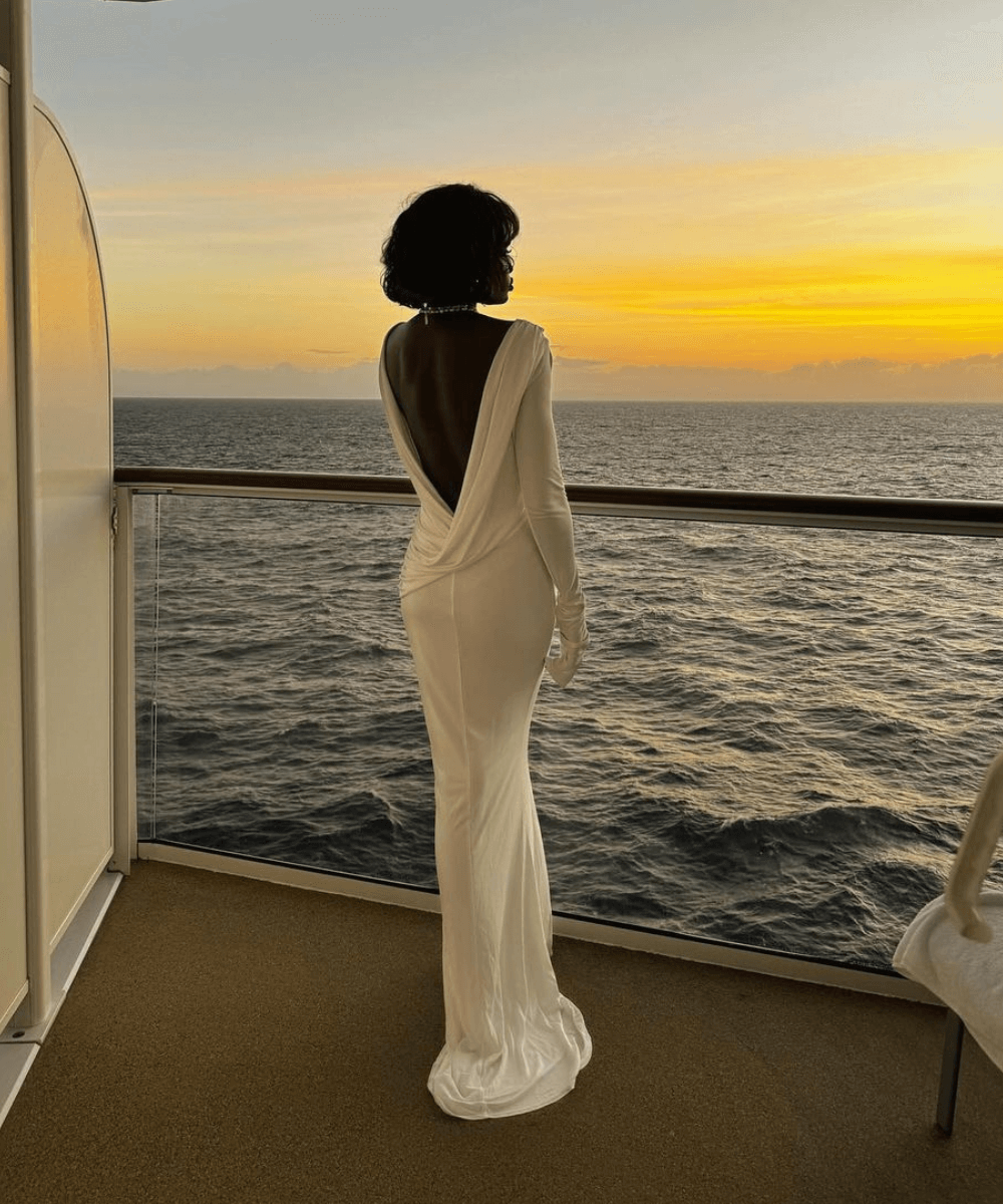 Amy Julliette Lefévre - vestido longo de mangas longas e costas de fora branco - Angel Energy - verão - mulher negra parada em pé de costas - https://stealthelook.com.br