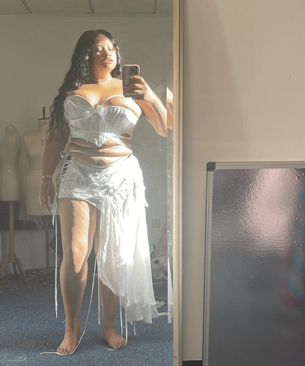 @0800shygirl - saia assimétrica branca e cropped corset branco - Angel Energy - verão - mulher tirando foto na frente de um espelho - https://stealthelook.com.br