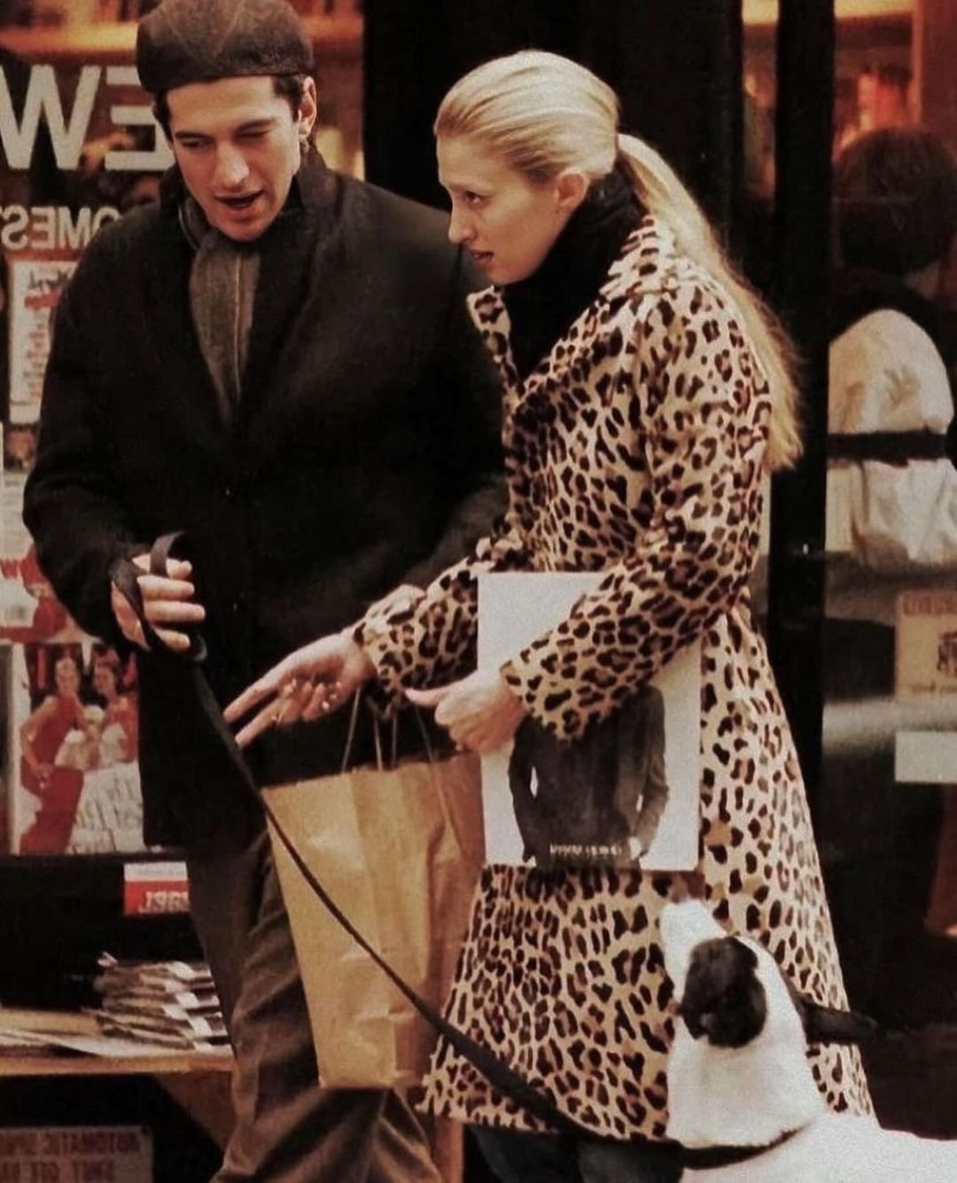 Carolyn Bessette-Kennedy - trench coat oncinha - animal print - outono inverno - rua - https://stealthelook.com.br