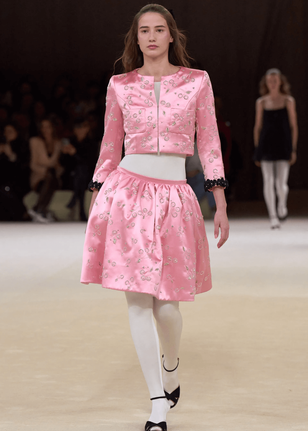 Chanel S/S 2024 - conjunto tweed rosa e meia-calça branca - tendências polêmicas - primavera - modelo andando na passarela - https://stealthelook.com.br