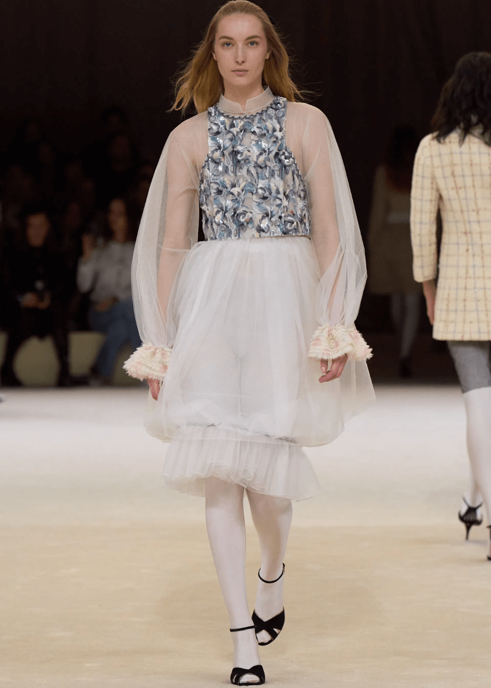 Chanel S/S 2024 - saia de tule baloné branca - tendências polêmicas - primavera - modelo andando na passarela - https://stealthelook.com.br