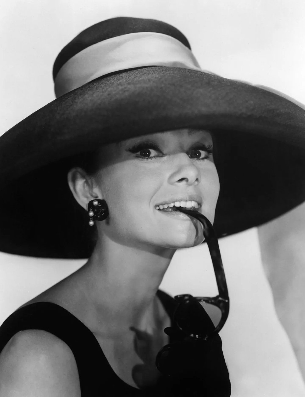 Audrey Hepburn - Givenchy - chapéu  - filme - Bonequinha de Luxo - https://stealthelook.com.br