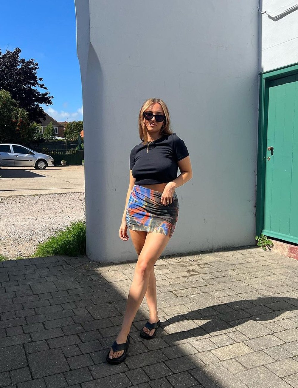 Hannah Bates - saia e blusa - chinelo plataforma - verão  - street style - https://stealthelook.com.br