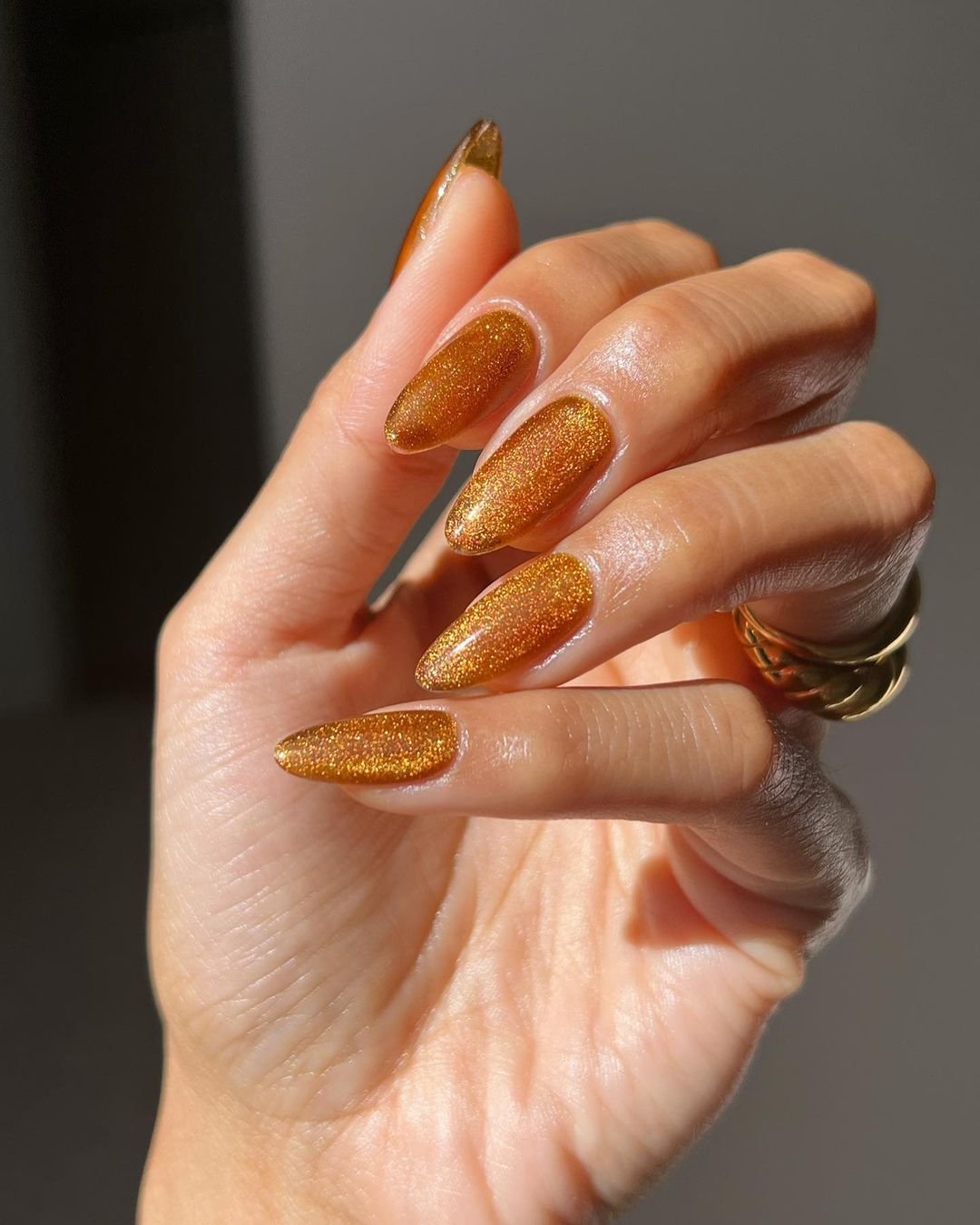Melanie Graves - manicure-dourada-unha - esmalte durar - verão - brasil - https://stealthelook.com.br