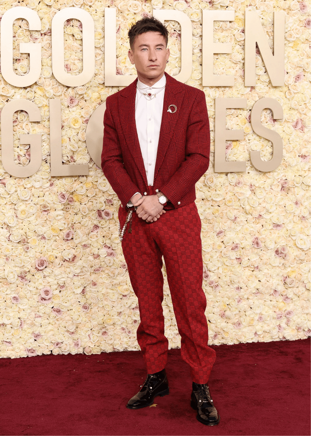 Barry Keoghan - terninho vermelho - Globo de Ouro 2024 - primavera - homem em pé no tapete vermelho - https://stealthelook.com.br