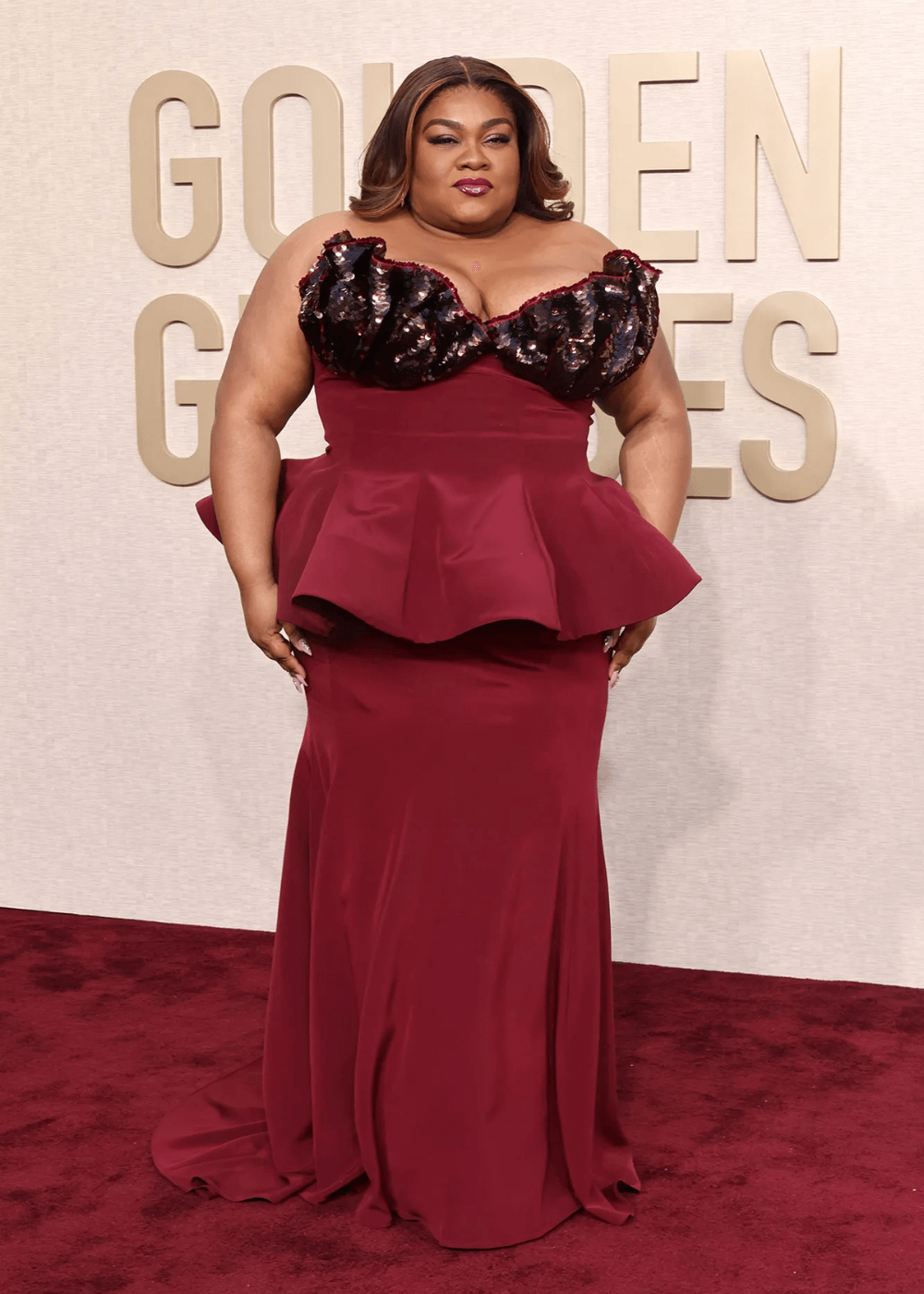 Da'Vine Joy Randolph - vestido peplum vermelho vinho - Globo de Ouro 2024 - primavera - mulher negra em pé no tapete vermelho - https://stealthelook.com.br