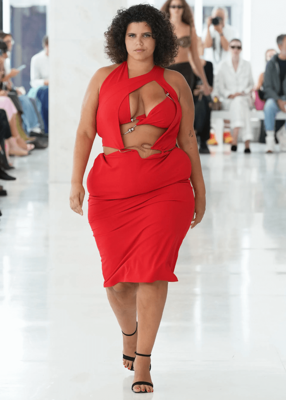 Karoline Vitto SS24 - vestido cut-out vermelho - modelos plus size - primavera - modelo plus size andando na passarela - https://stealthelook.com.br