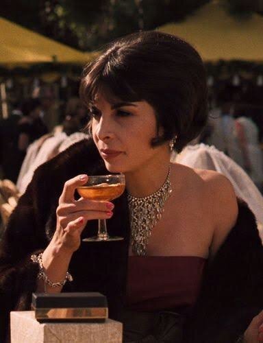 Talia Shire as Connie Corleone Rizzi - mob wife - mob wife - primavera verão - poderoso chefão - https://stealthelook.com.br