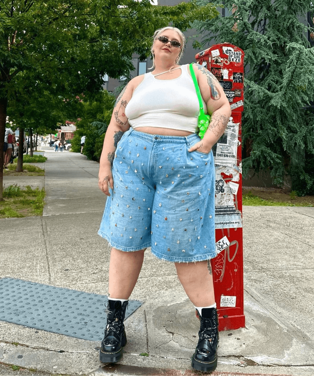 Abby Bible - hot pant, saia longa tramada, blusa de tule e óculos - looks de festival - verão - mulher loira em pé na rua - https://stealthelook.com.br