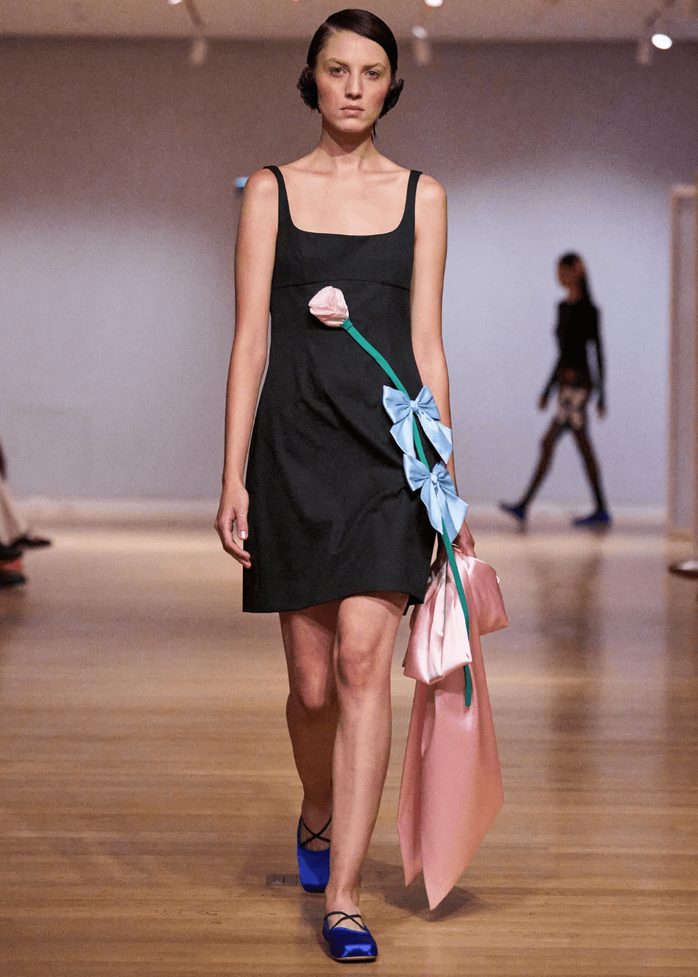 Desfile S/S 2024 Sandy Liang - vestido preto com laços cor-de-rosa - laços - primavera - modelo andando na passarela - https://stealthelook.com.br