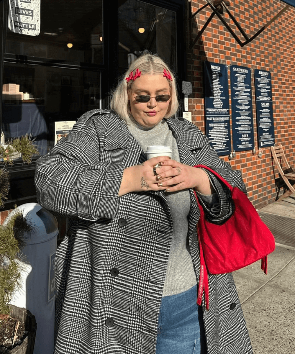 Abby Bible - tic tac vermelho no cabelo e jaqueta de frio - acessórios para cabelo - inverno - mulher loira em pé na rua usando óculos de sol e falando no celular - https://stealthelook.com.br