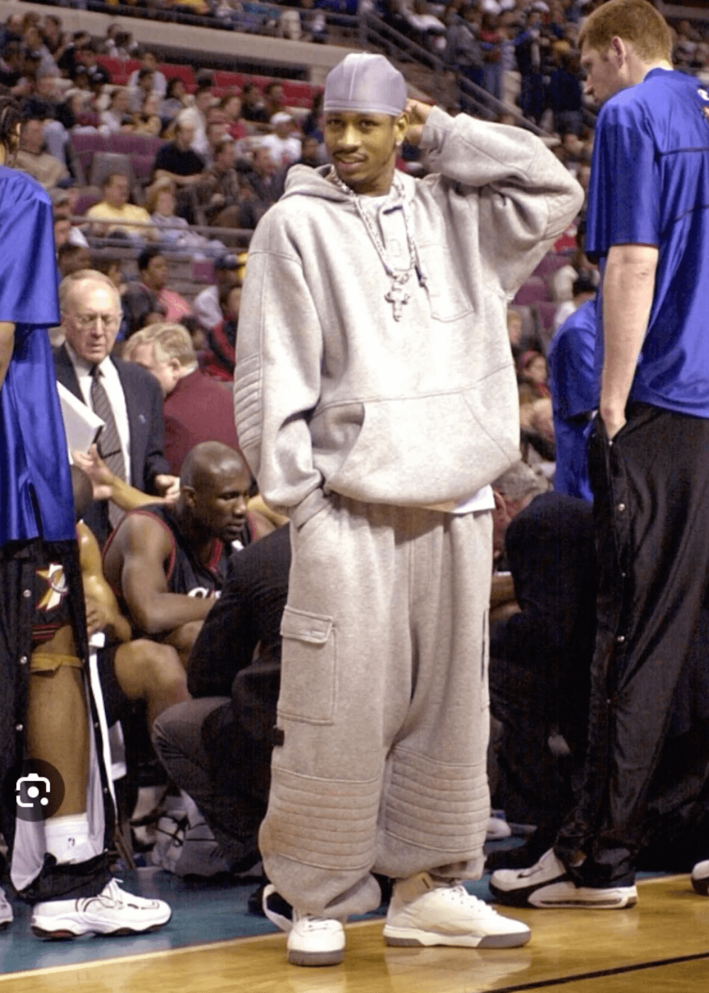 Allen Iverson - conjunto de moletom cinza - moda e basquete - inverno - homem negro parado em pé em uma quadra e basquete - https://stealthelook.com.br