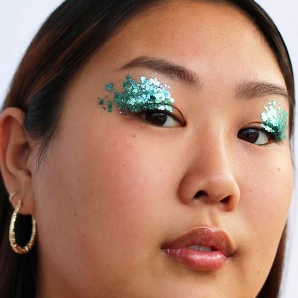 Mais de 10 makes com glitter para se inspirar no Carnaval 2024
