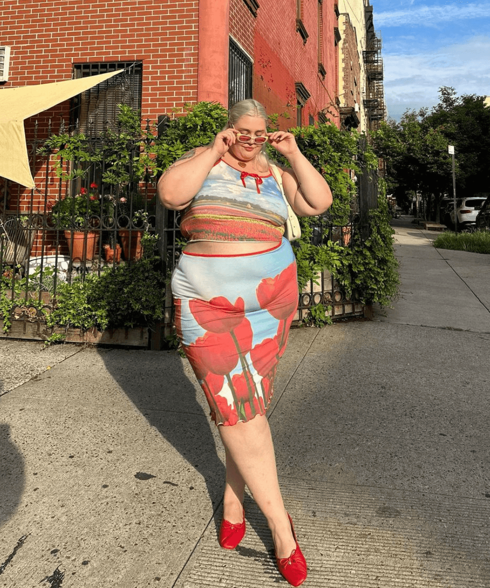 Abby Bible - saia midi e cropped estampado, sapatilha vermelha e óculos - sapato vermelho - verão - mulher loira em pé na rua - https://stealthelook.com.br
