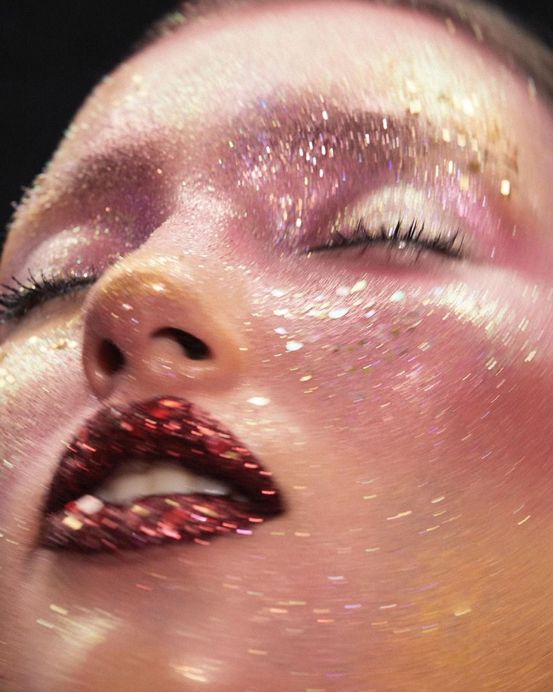 @nikki_makeup - make-glitter-carnaval - cuidados com a pele no carnaval - verão - brasil - https://stealthelook.com.br